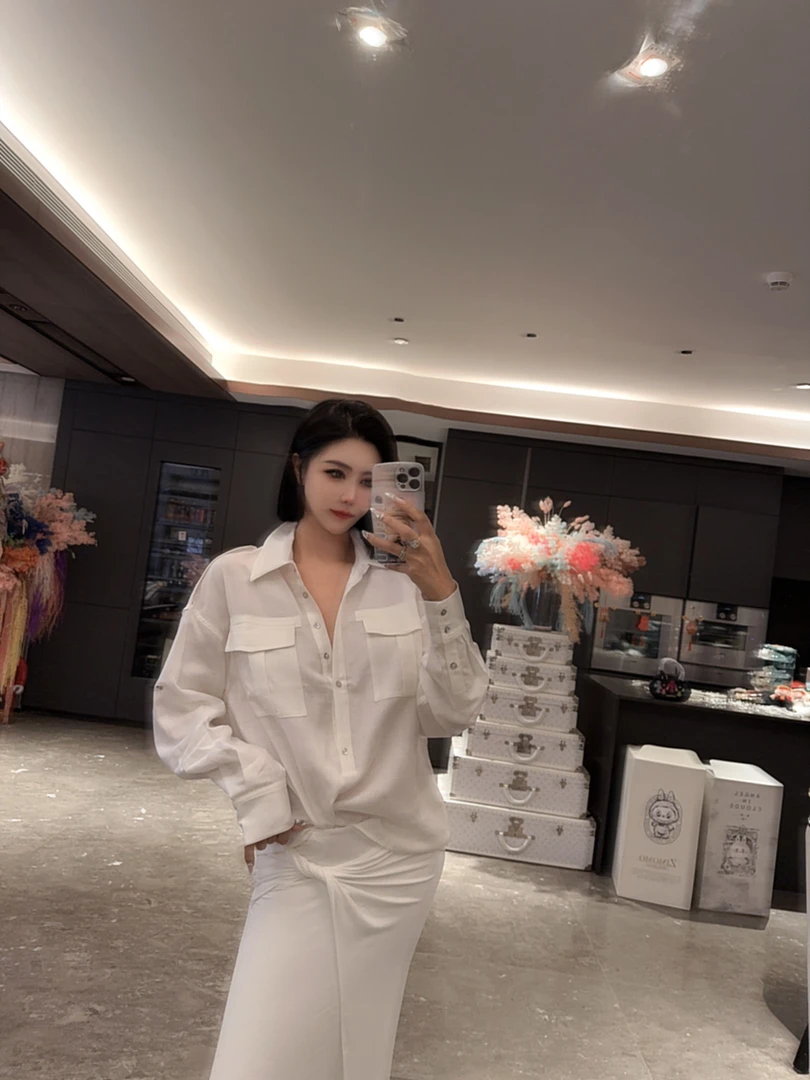 DOUWU【假日女神】白色银扣衬衫上衣腰褶褶半裙套装TZ13944