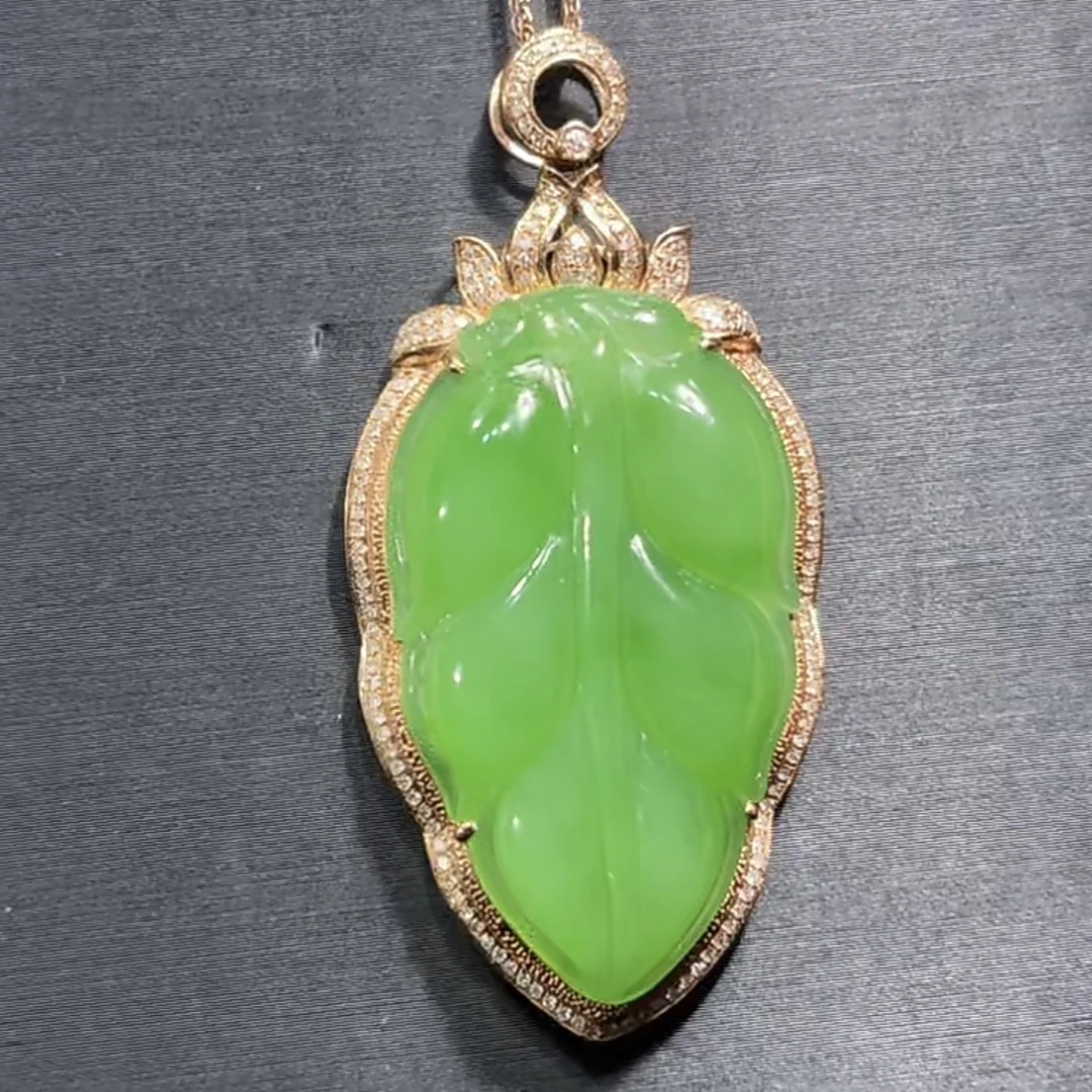 和田玉俄料碧玉苹果绿叶子吊坠18K金镶嵌