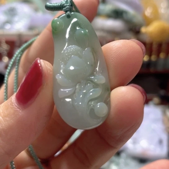 翡翠未镶嵌颈饰莲花吊坠
