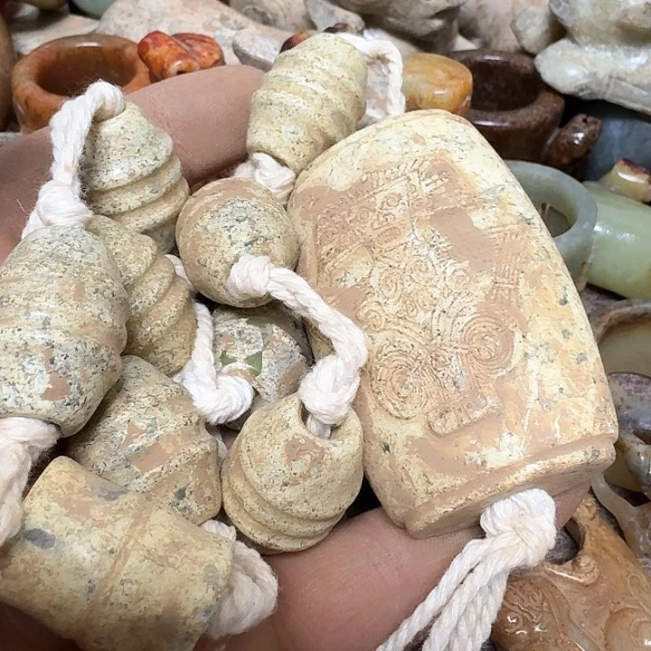蛇纹石玉颈饰未镶嵌