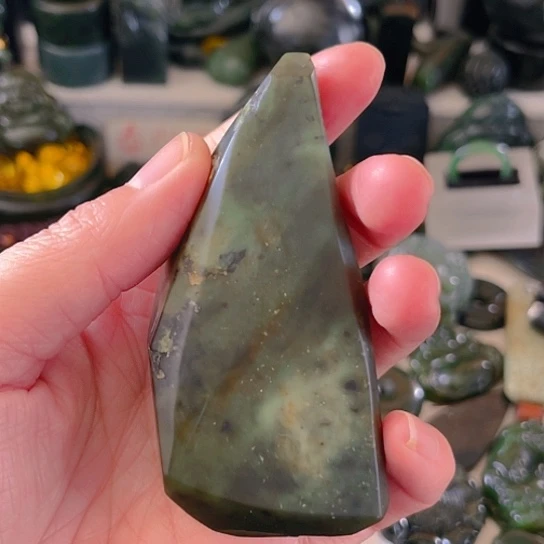 蛇纹石玉颈饰未镶嵌