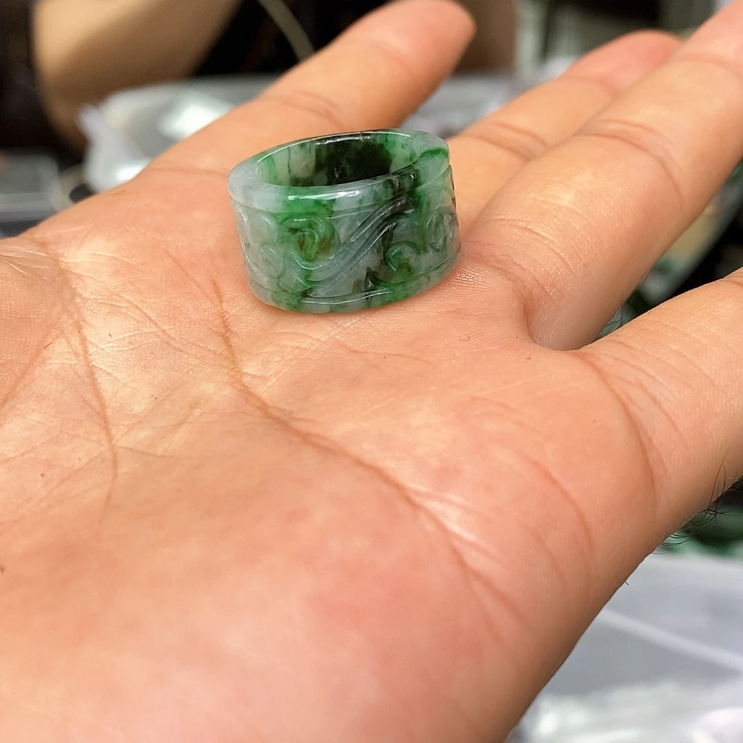 未镶嵌戒指翡翠漂亮美眉