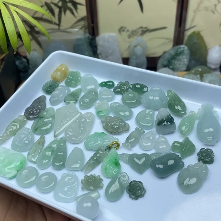 翡翠未镶嵌颈饰小滴溜一个