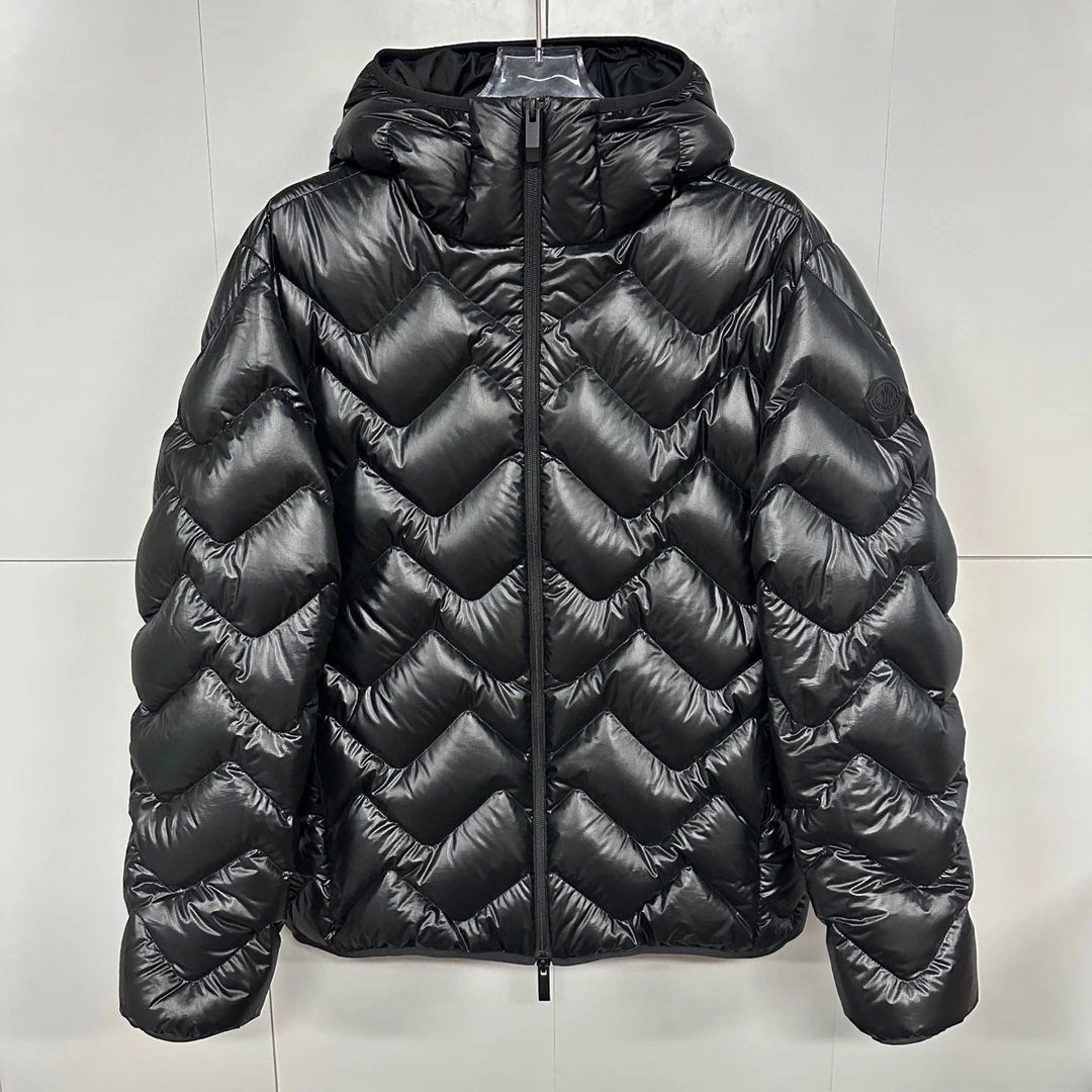 全新未使用  Moncler蒙口 SS24 波浪格绗缝连帽羽绒服 4码 D14156