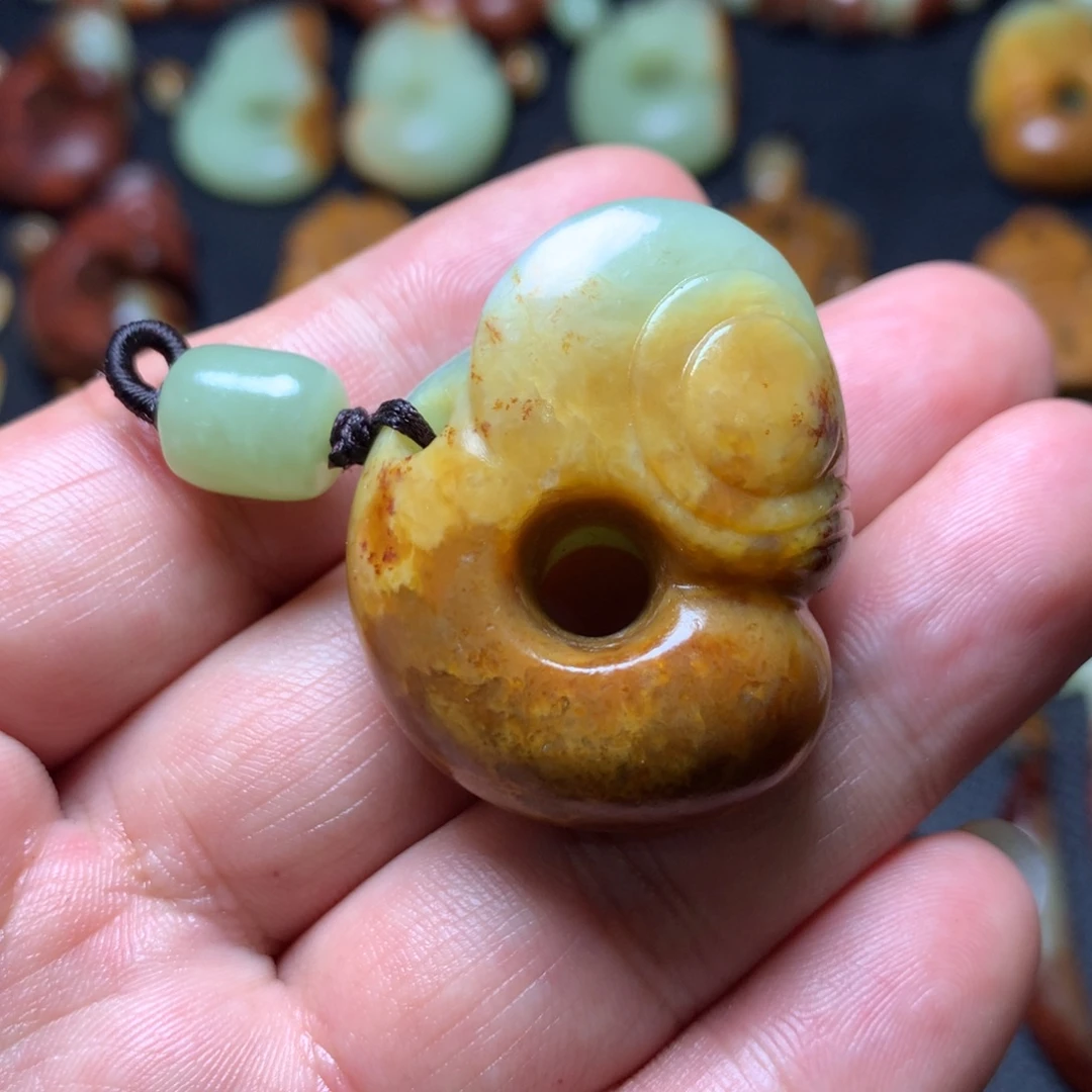 刺***客岫岩河磨玉（透闪石质玉）未镶嵌颈饰