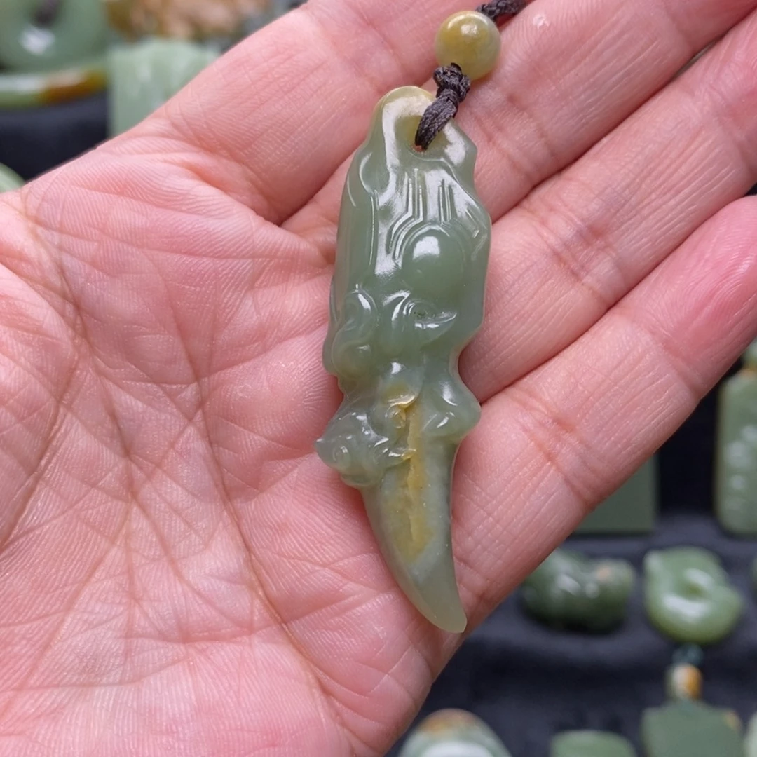 未镶嵌岫岩河磨玉（透闪石质玉）挂件