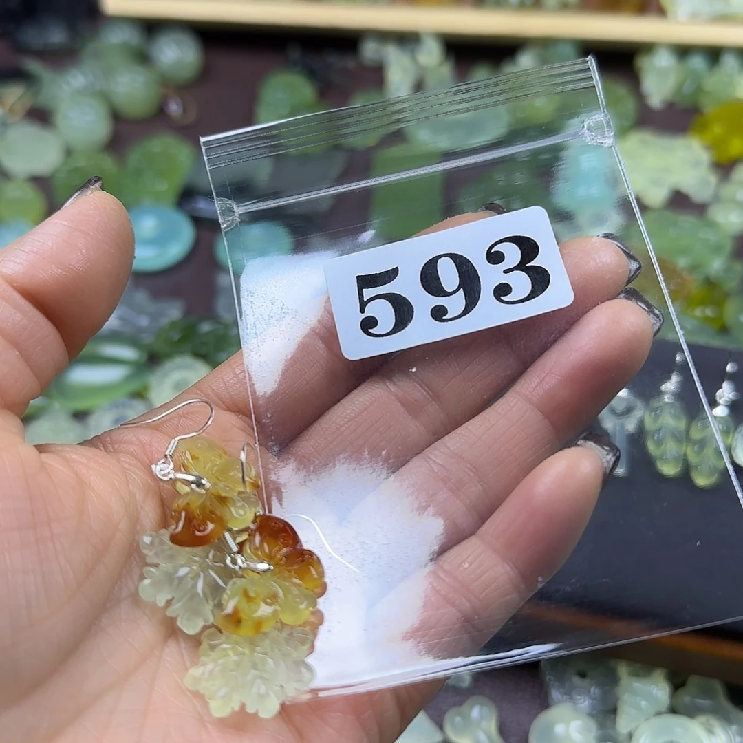 插***雪蛇纹石玉未镶嵌岫玉吊坠