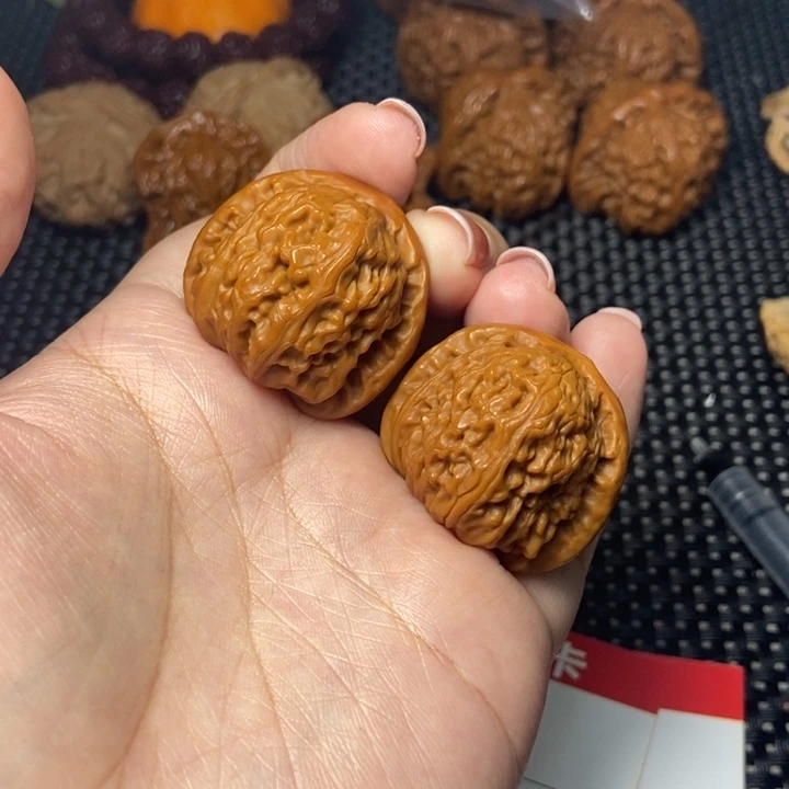 吾***疯文玩核桃把件白狮子