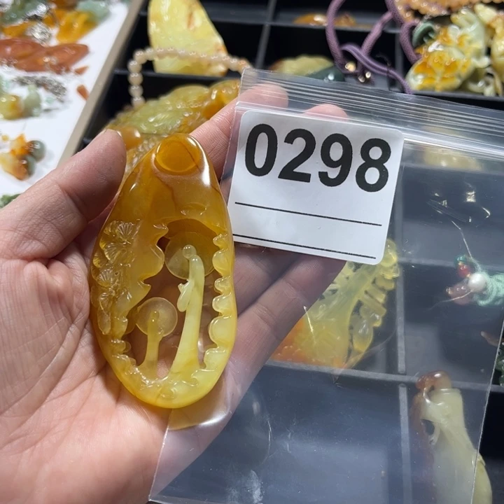 拈***笑蛇纹石玉未镶嵌耳饰