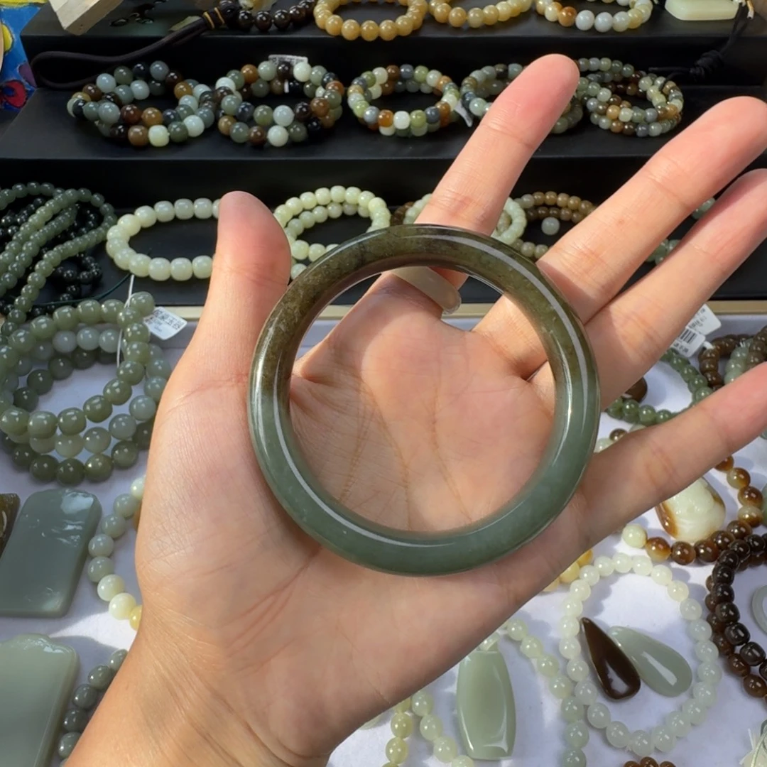 和田玉未镶嵌手镯