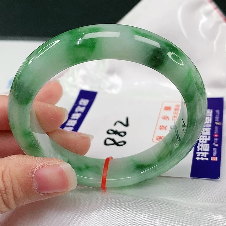 翡翠手镯未镶嵌翡翠