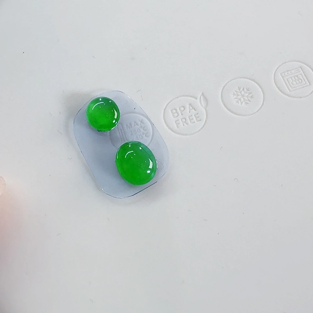 翡翠颈饰未镶嵌阳绿蛋面一对