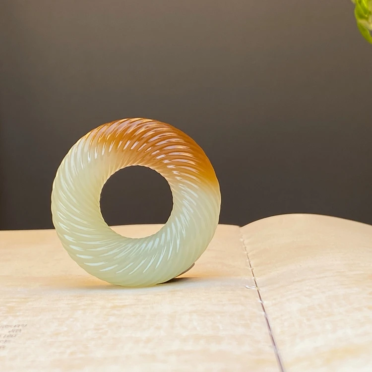 新疆和田玉糖青白绞丝环吊坠手工雕刻精美面包扣百搭俏色女款挂坠