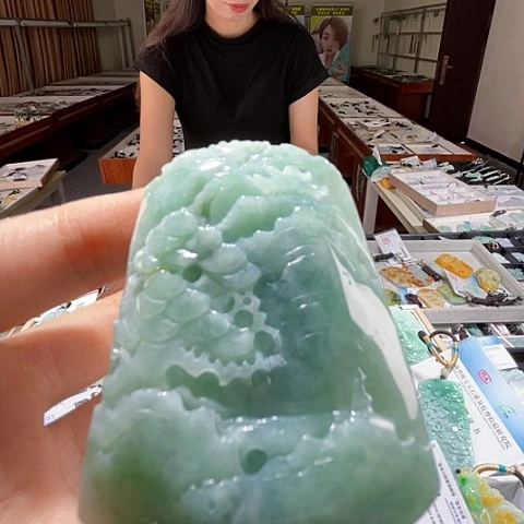 翡翠未镶嵌颈饰一个