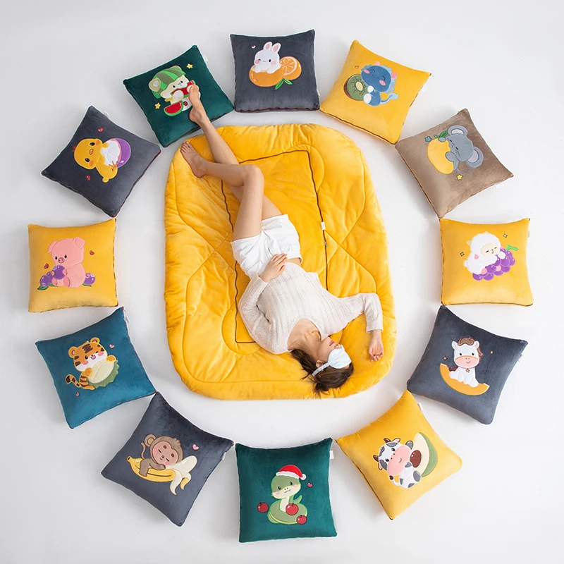 十二生肖牛奶绒加厚多功能折叠两用汽车沙发办公室被子抱枕二合一