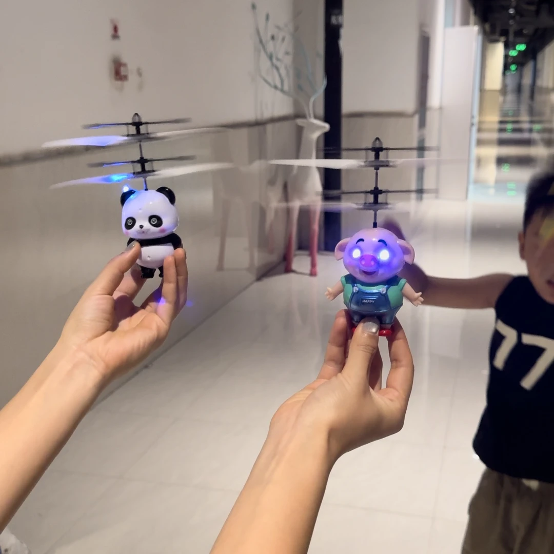 熊猫大黄蜂感应飞行器发光耐摔悬浮感应直升机新奇特儿童玩具