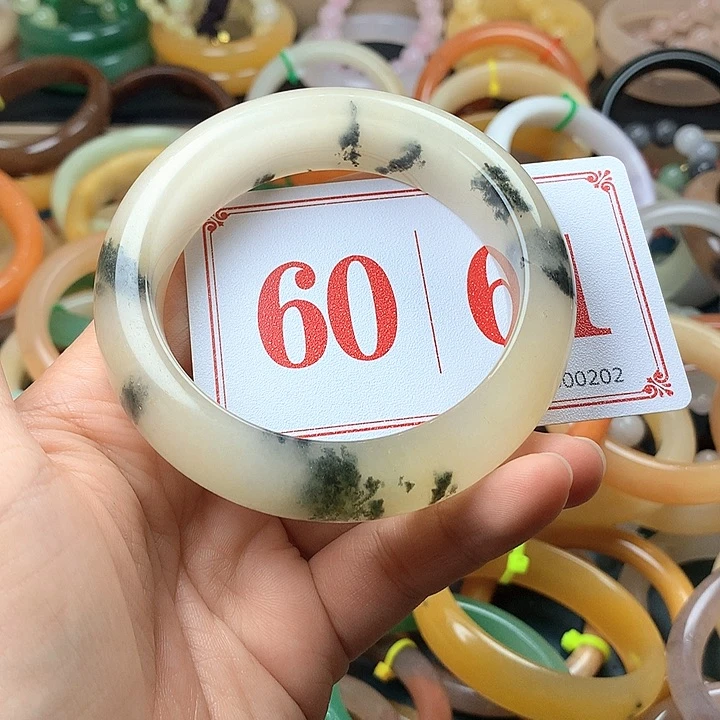 未镶嵌石英质玉（黄龙玉）手镯