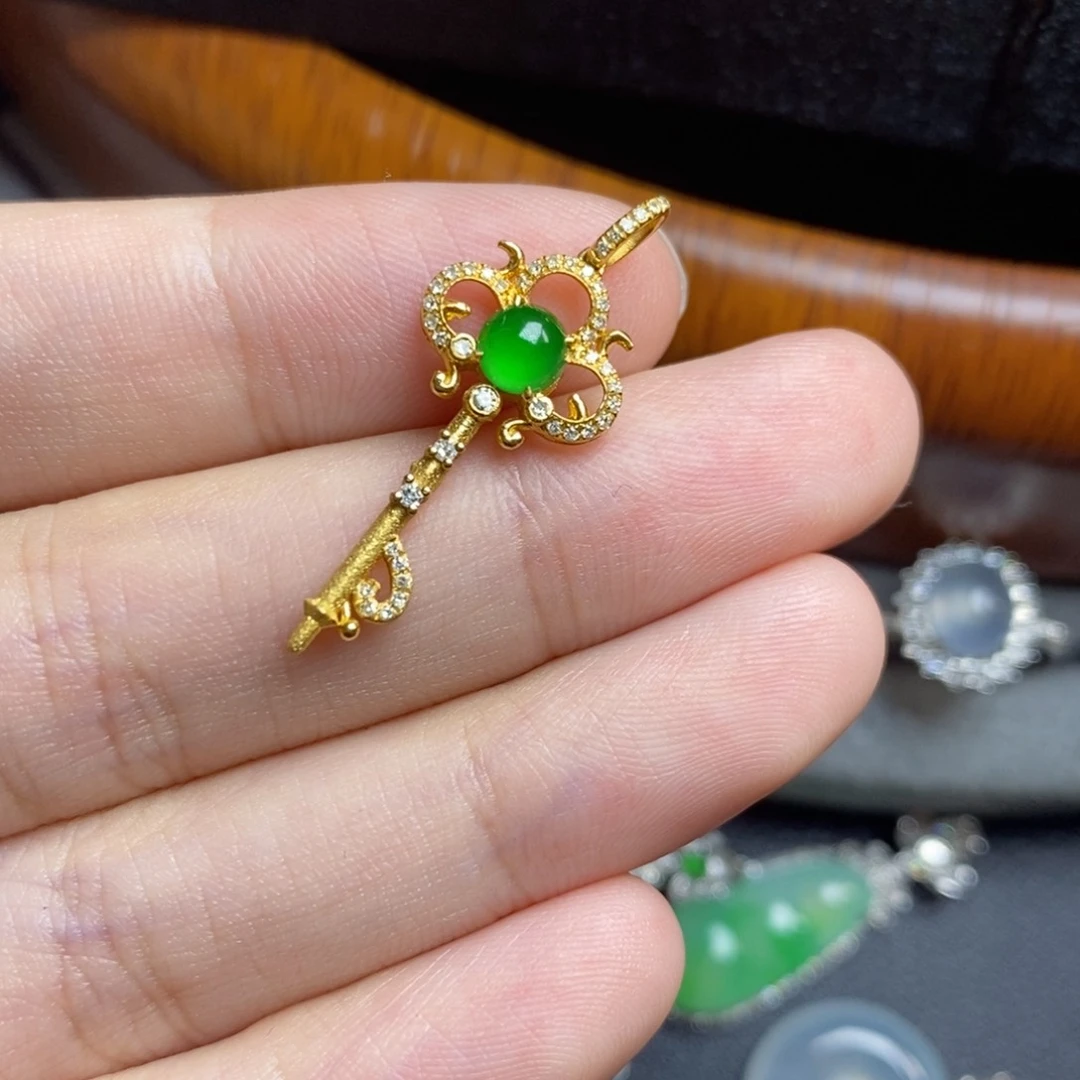 翡翠18K金镶嵌颈饰18Ｋ金蛋面吊坠