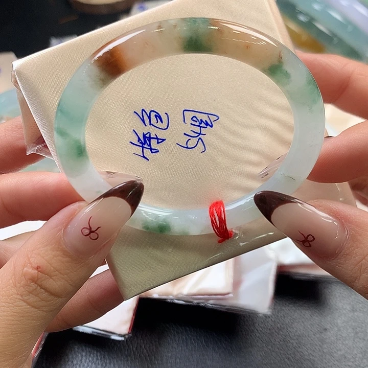 翡翠未镶嵌手镯（圆镯）66号