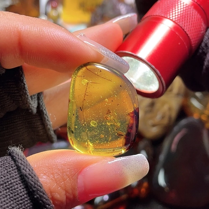 琥珀裸石未镶嵌？