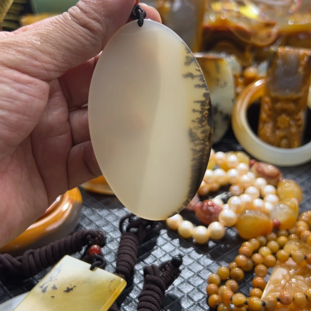 颈饰未镶嵌石英质玉