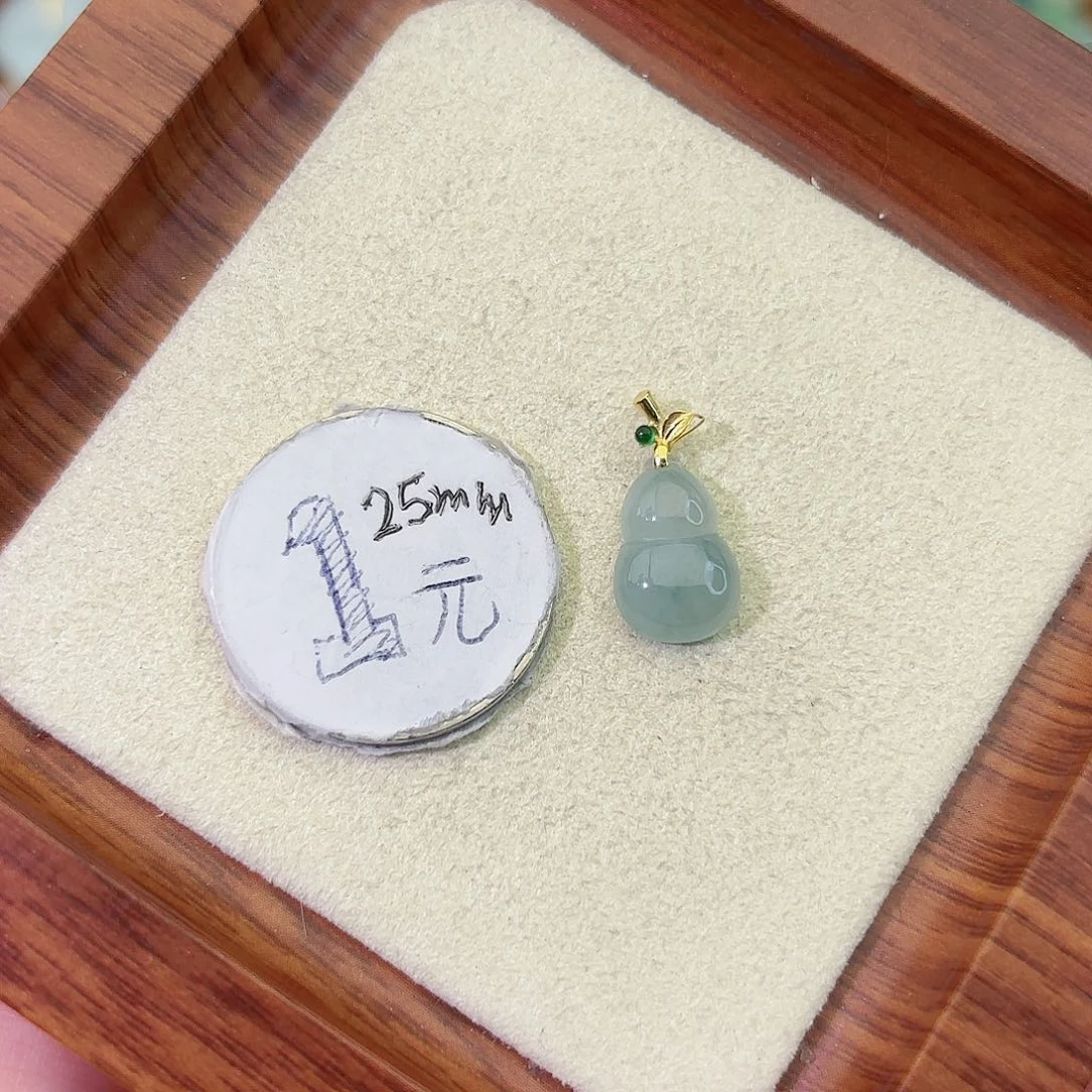走***停翡翠18K金镶嵌颈饰葫芦