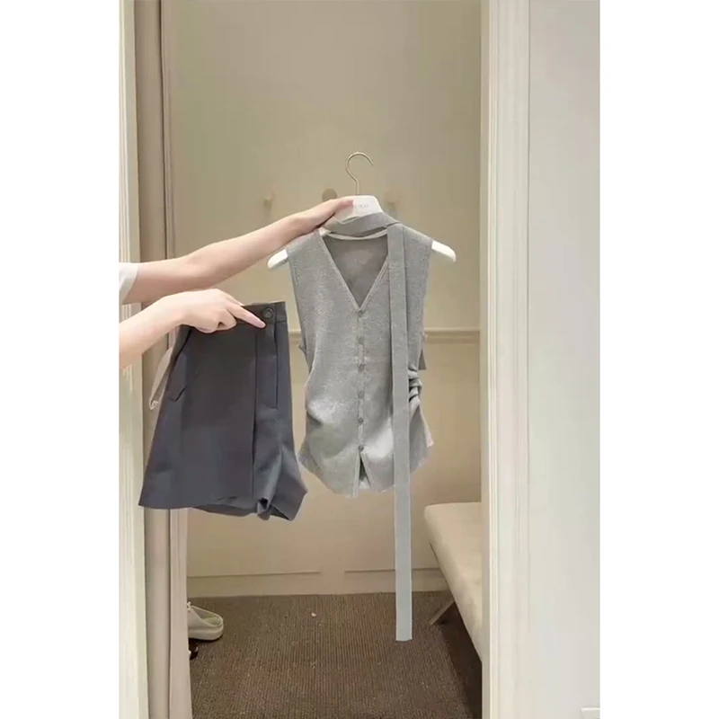 灰色系简约高级感穿搭修身显瘦针织无袖上衣复古西装短裤两件套装