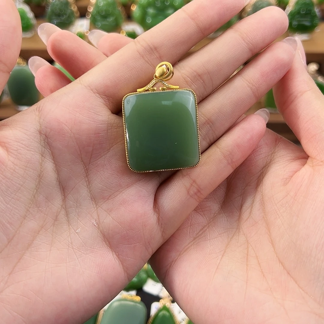 和田玉18K金镶嵌吊坠(不含链)粉青方糖27mm