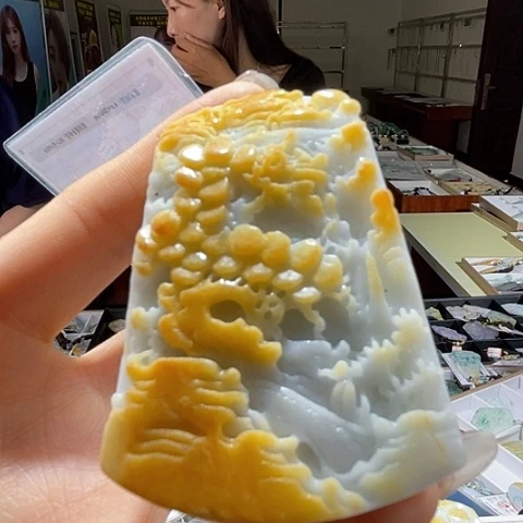 翡翠未镶嵌颈饰一个