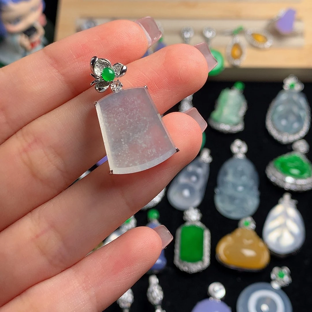 18K金镶嵌挂件翡翠