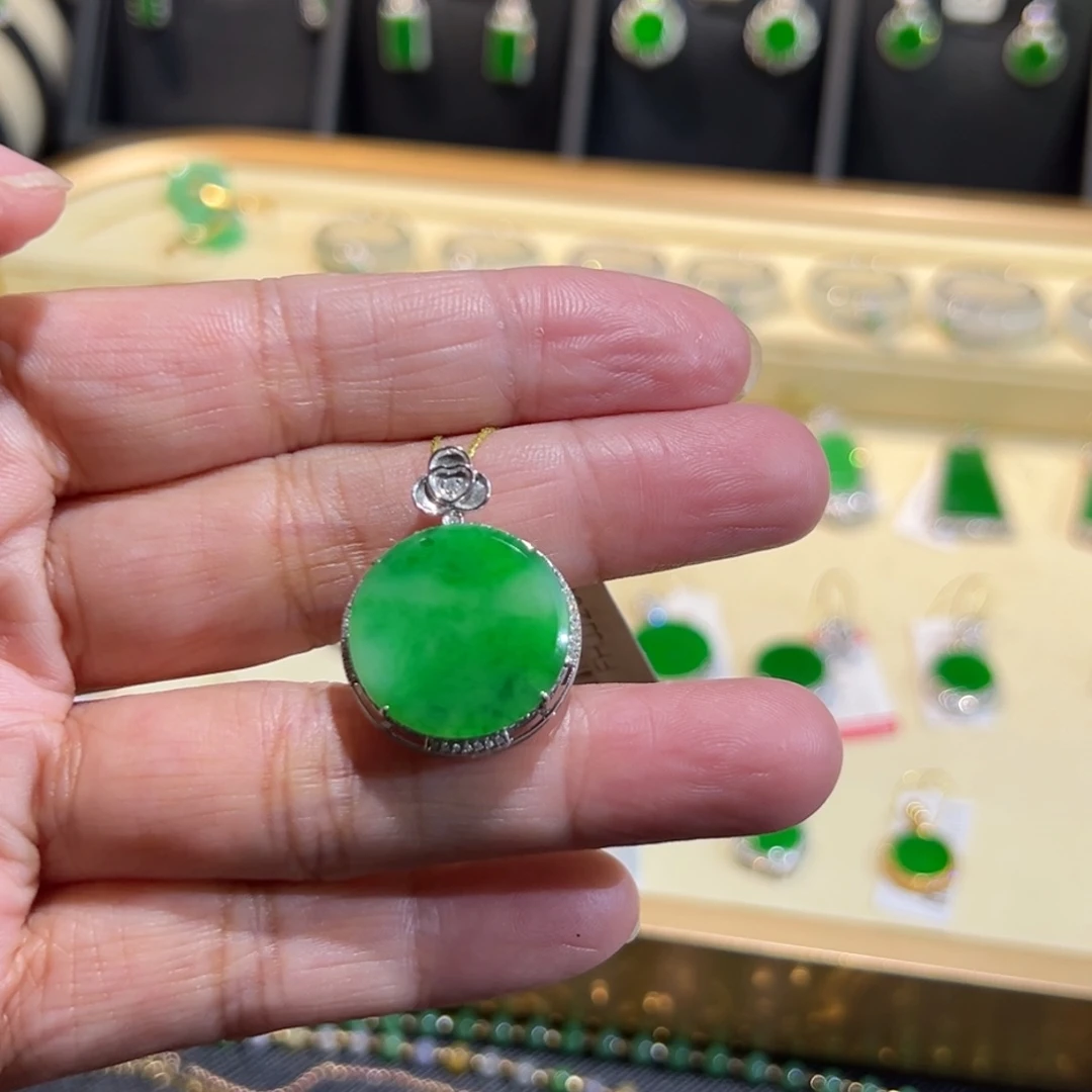 翡翠18K金镶嵌颈饰吊坠