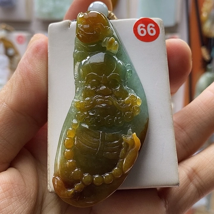 翡翠未镶嵌颈饰每天