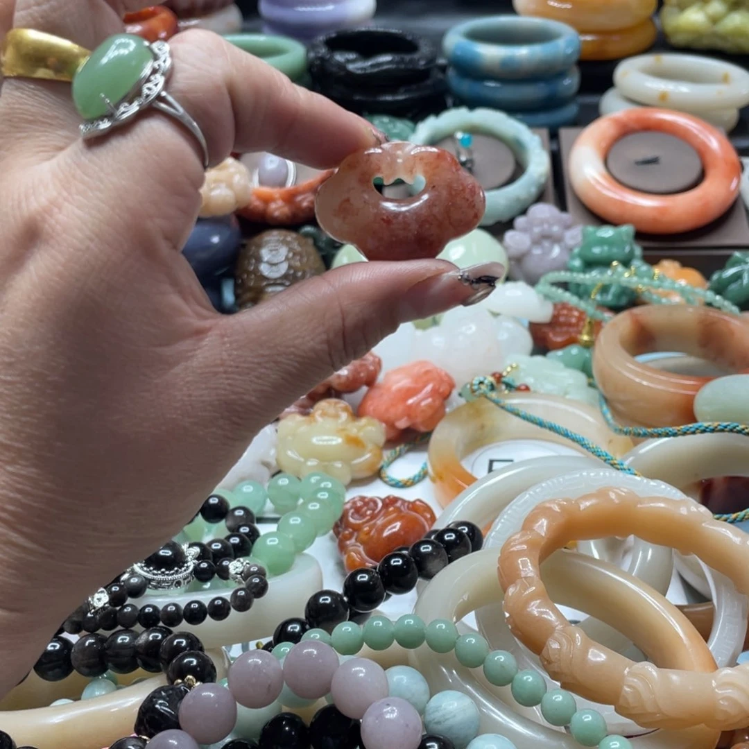 石英质玉手镯合金群