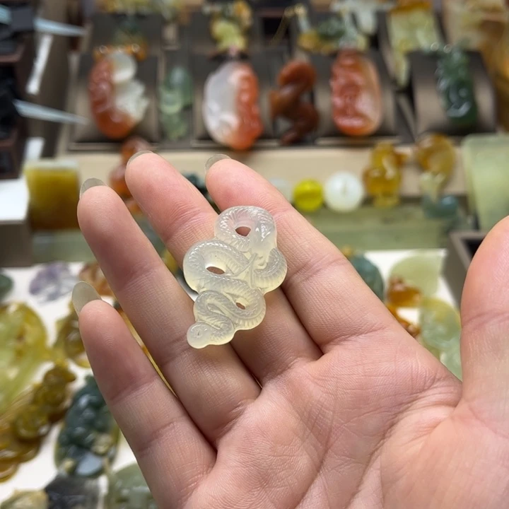 蛇纹石玉未镶嵌颈饰