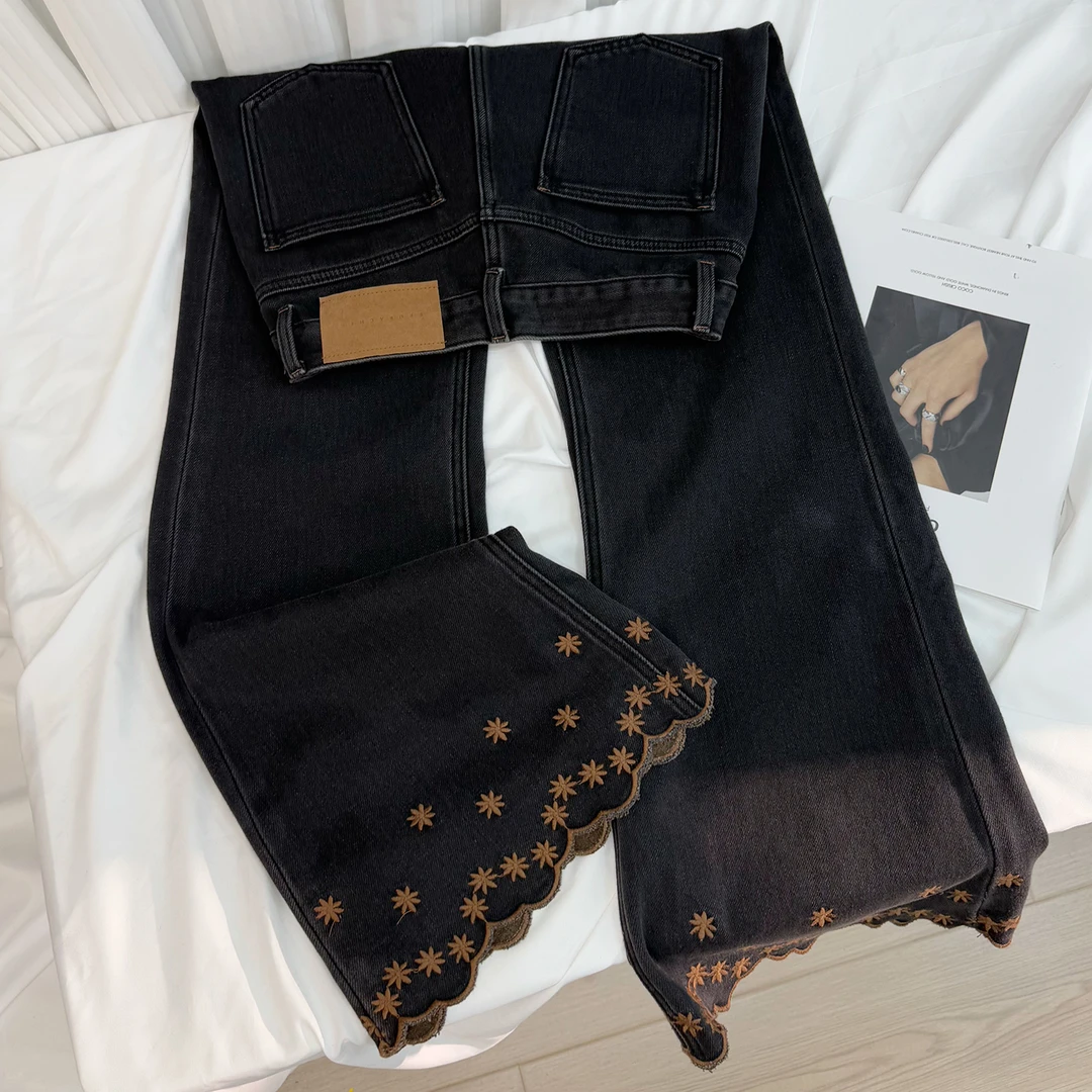 黛墨黑八面弹花边刺绣微喇加绒牛仔裤女2025冬新款不贴腿马蹄裤