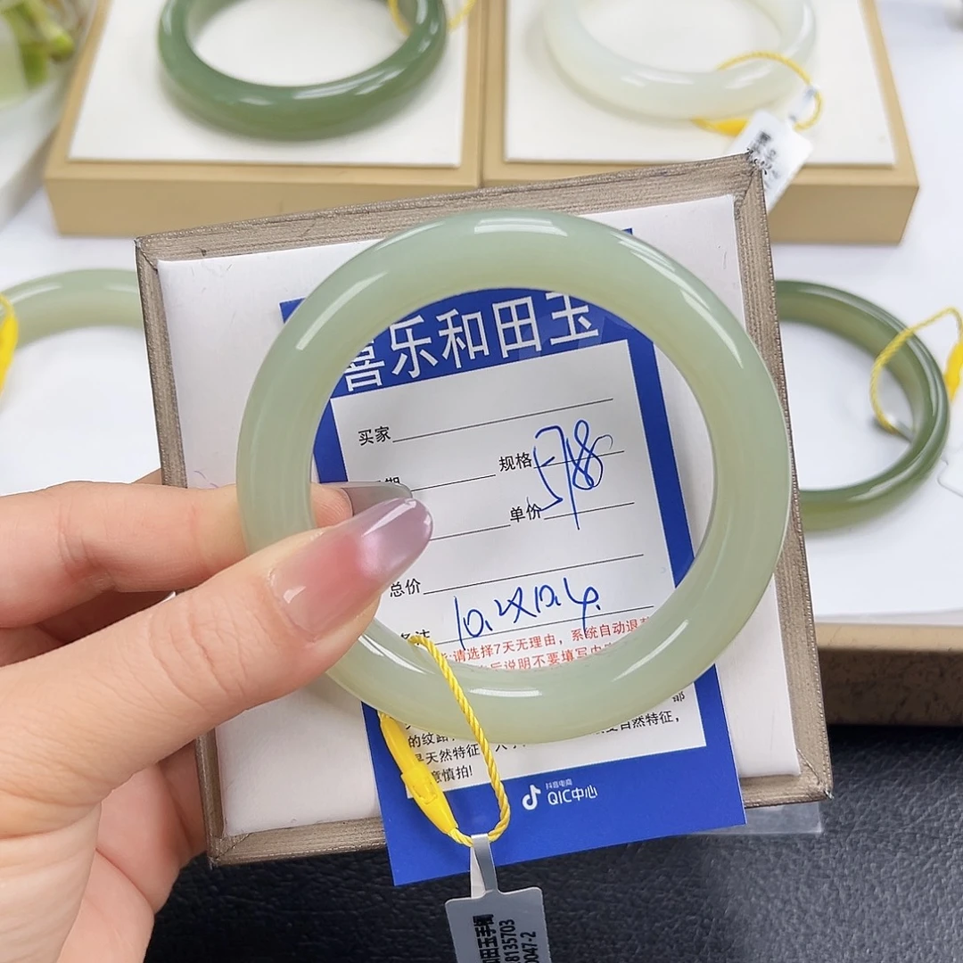 和田玉未镶嵌手镯