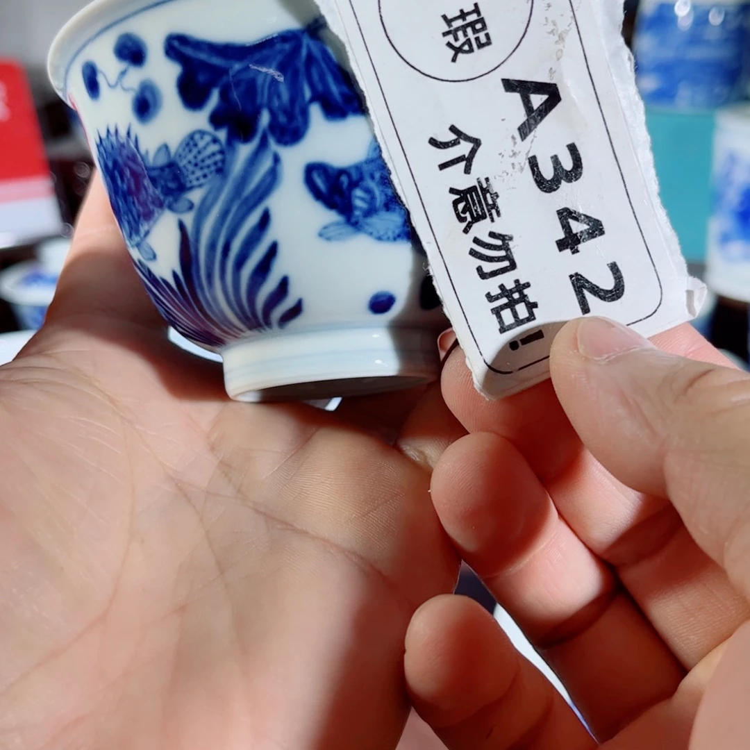 杯子在***翔手工手绘的陶瓷，