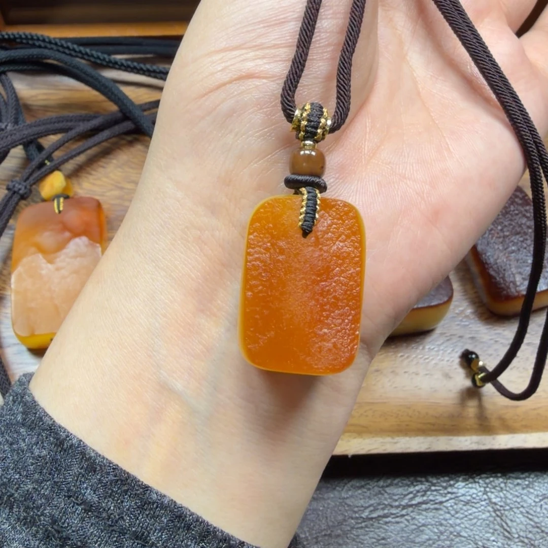 琥珀未镶嵌吊坠(赠链)