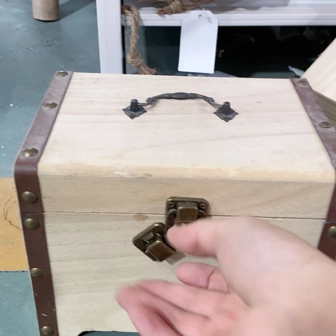 【闪购商品】翻盖塑料这是编号093