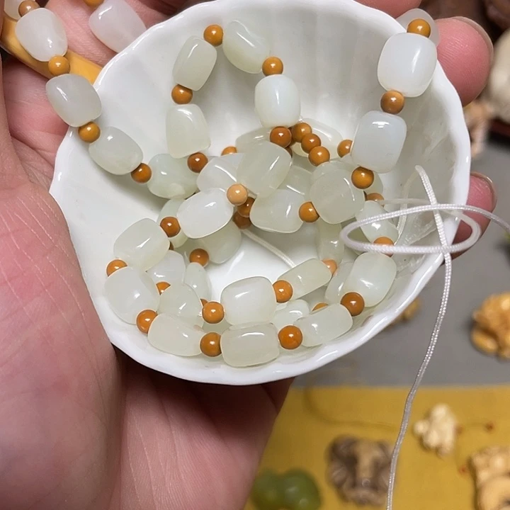 瓷片精致雕刻工艺精湛