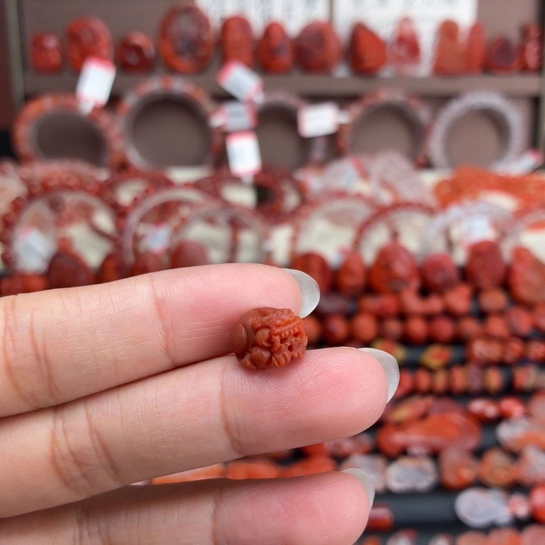 南红玛瑙未镶嵌颈饰貔貅（牛鼻孔