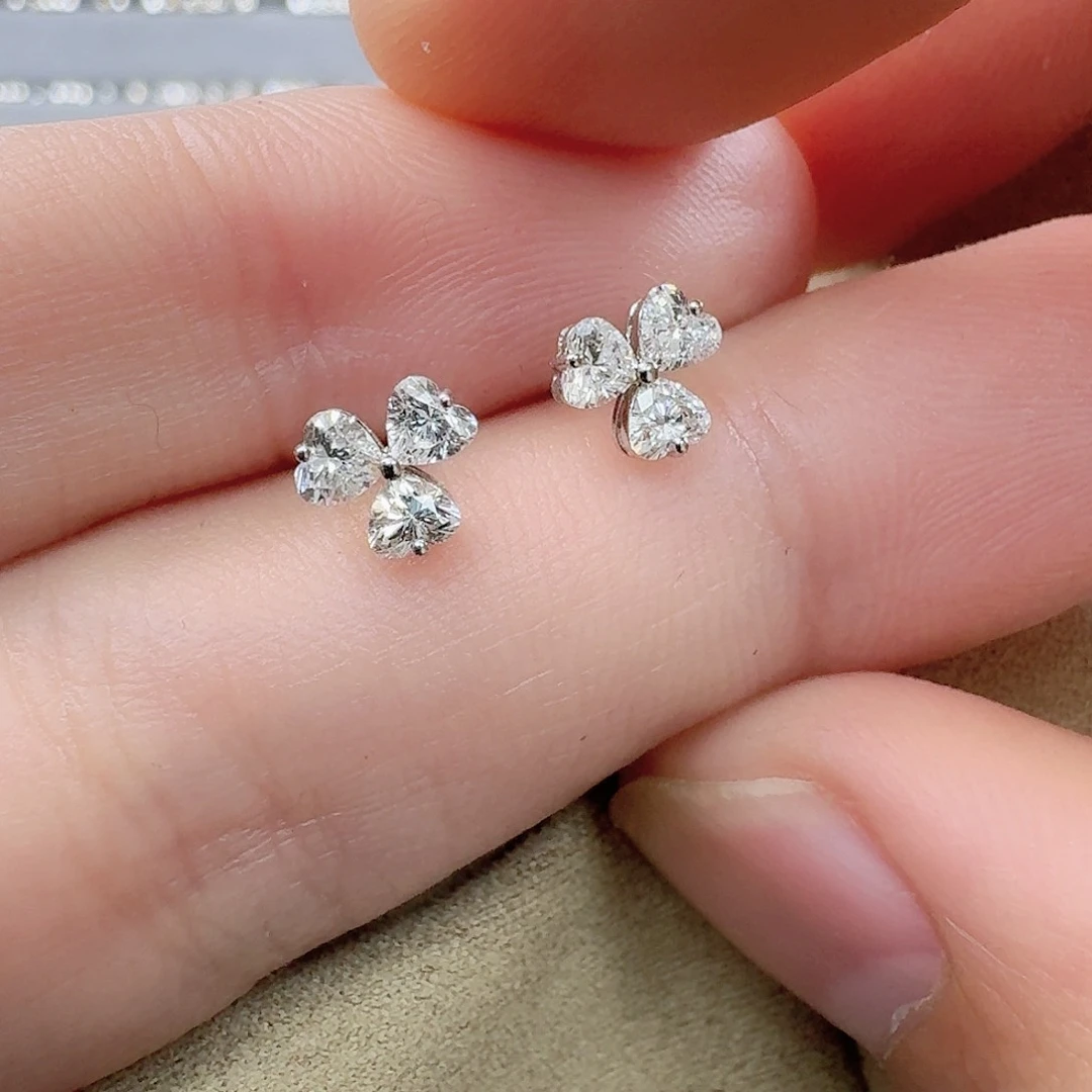 18K金镶嵌耳饰钻石三叶花天然爱心钻耳钉一对