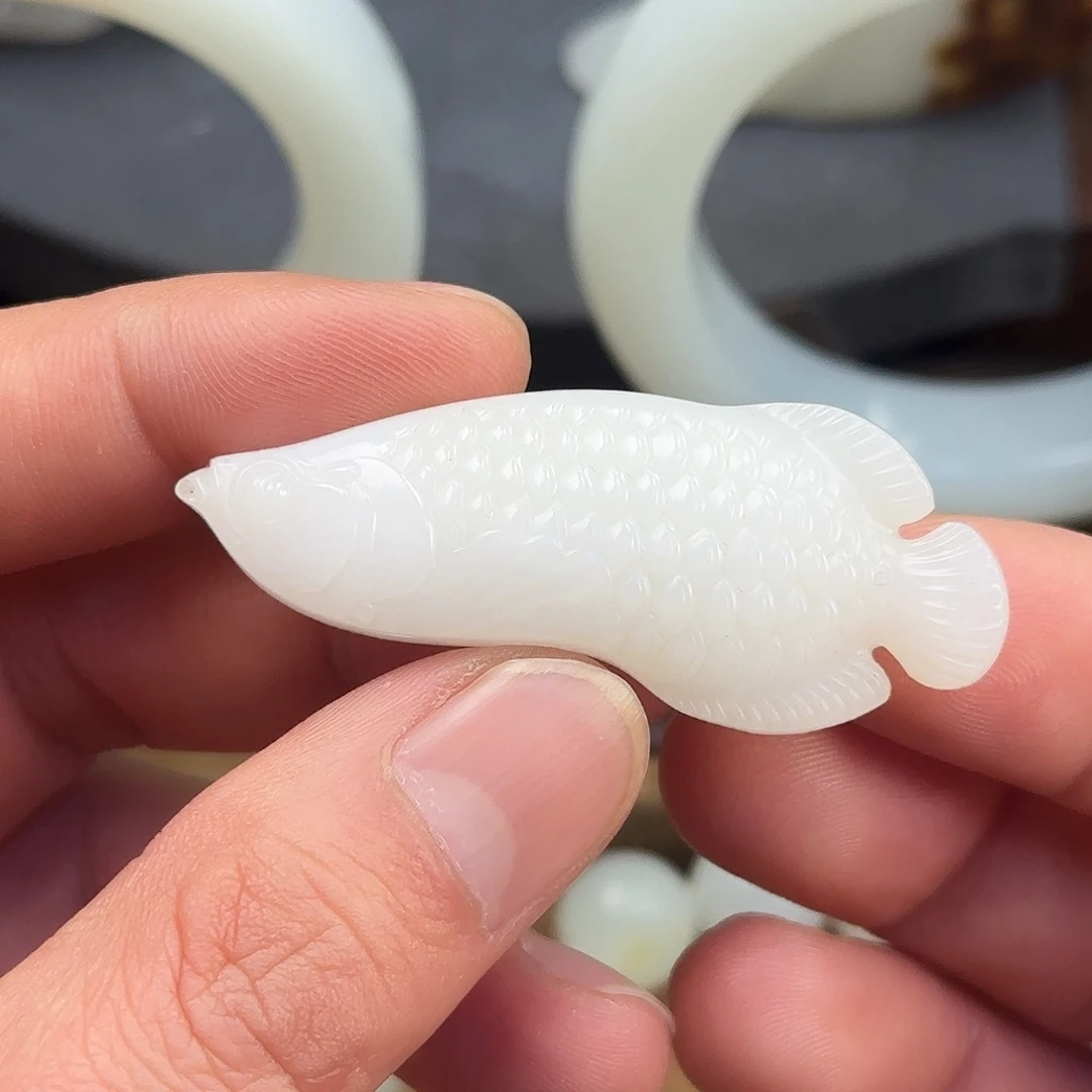 和田玉未镶嵌颈饰俄料年年有鱼