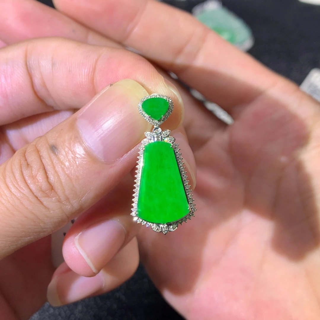 翡翠18K金镶嵌颈饰翡翠