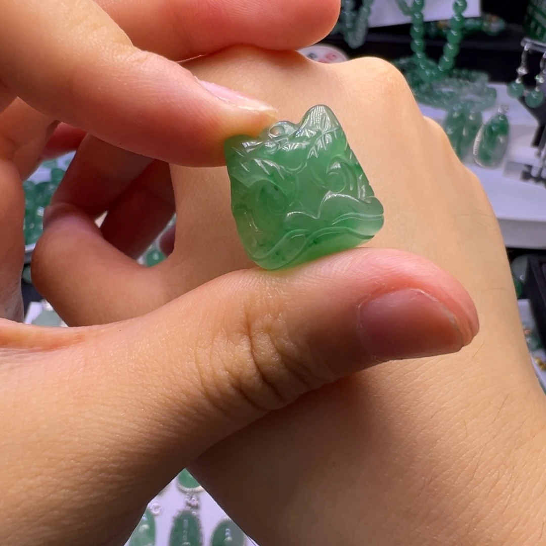 石英质玉（非洲翠）未镶嵌颈饰