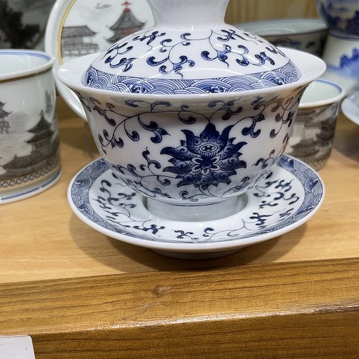 王***来青花缠枝莲三才盖碗