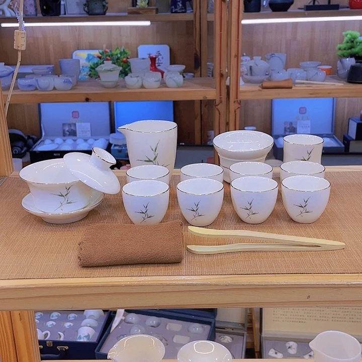 纯白的天空下的天空是一片蓝