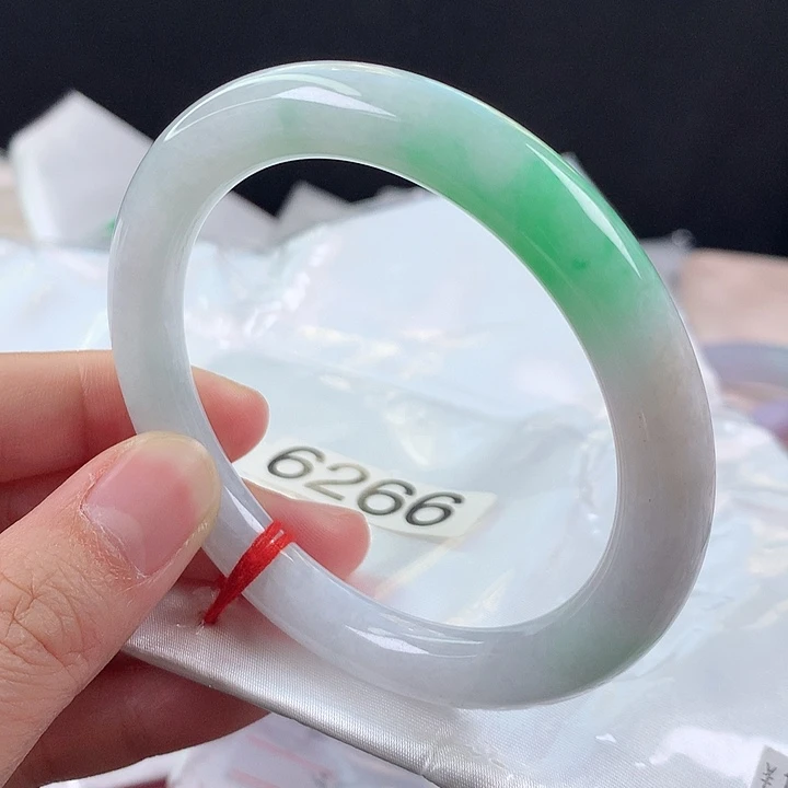 翡翠未镶嵌手镯56有瑕