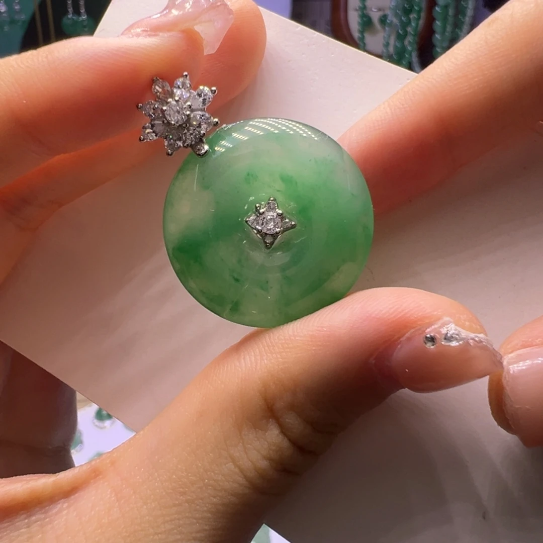 颈饰未镶嵌石英质玉（非洲翠）