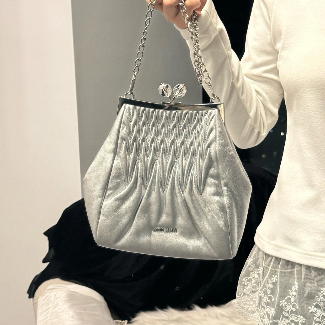 95新 MIU MIU/缪缪 miumiu银色蛙口斜挎包
